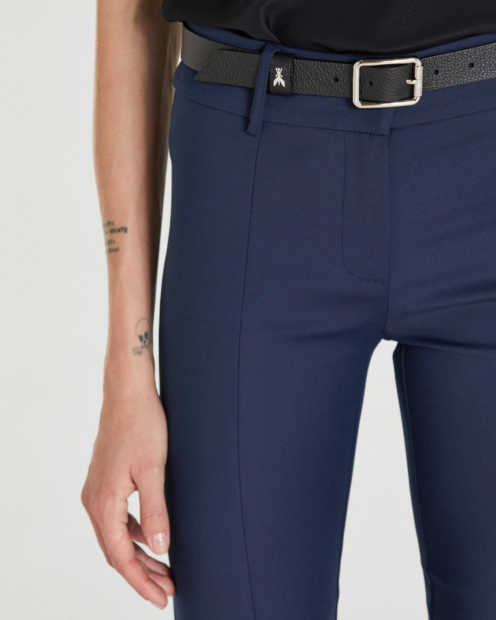 Pantaloni skinny blu in cotone bielastico con cuciture a rilievo